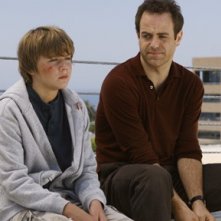 Paul Adelstein e Miles Heizer in una scena dell'episodio 'Addison dà una festa' della prima stagione di Private Practice