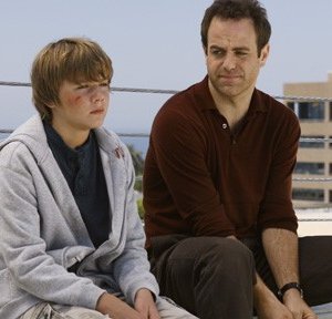 Paul Adelstein e Miles Heizer in una scena dell'episodio 'Addison dà una festa' della prima stagione di Private Practice