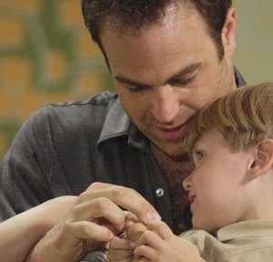 Paul Adelstein in una scena del pilot della serie tv Private Practice: Benvenuta Addison