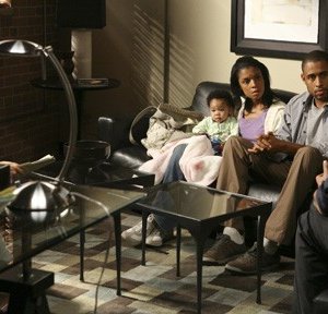 Paul Adelstein, Kate Walsh, Susan Kelechi Watson e Elimu Nelson in una scena dell'episodio 'Una visita inaspettata' della serie tv Private Practice