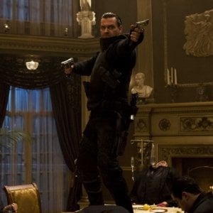 Ray Stevenson in una scena del film Punisher: War Zone
