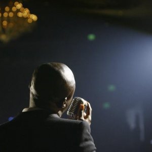 Seal in una scena dell'episodio Help! di Eli Stone