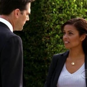 Thomas Gibson con  Meta Golding in una scena dell'episodio '52 Pickup' della serie tv Criminal Minds