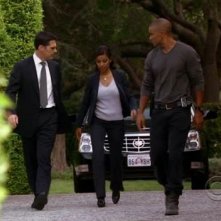Thomas Gibson con Shemar Moore e Meta Golding in una scena dell'episodio '52 Pickup' della serie tv Criminal Minds