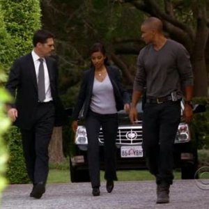 Thomas Gibson con Shemar Moore e Meta Golding in una scena dell'episodio '52 Pickup' della serie tv Criminal Minds