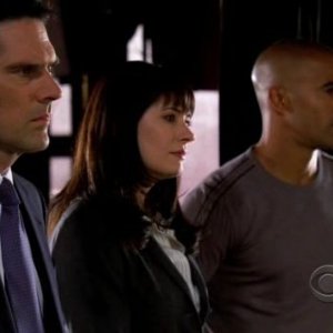 Thomas Gibson con Shemar Moore e Paget Brewster in una scena dell'episodio '52 Pickup' della serie tv Criminal Minds