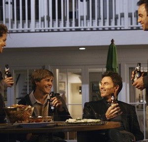 Tim Daly, Chris Lowell, Amy Brenneman e Paul Adelstein in una scena dell'episodio 'Addison dà una festa' della prima stagione di Private Practice