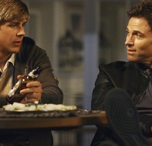 Tim Daly e Chris Lowell in una scena dell'episodio 'Addison dà una festa' della prima stagione di Private Practice