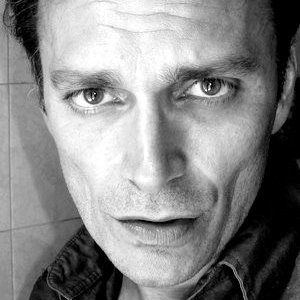 Un intenso primo piano di Max Amato