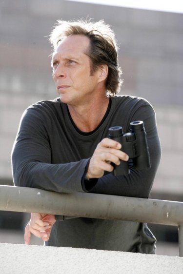 William Fichtner in una scena dell'episodio 'Deal or no Deal' della quarta stagione di Prison Break