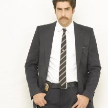 Adam Goldberg in una foto promozionale della serie tv The Unusuals