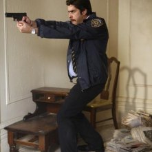 Adam Goldberg in una scena del pilot di The Unusuals
