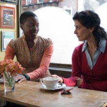 Danai Jekesai Gurira e Hiam Abbas in una scena del film L'ospite inatteso