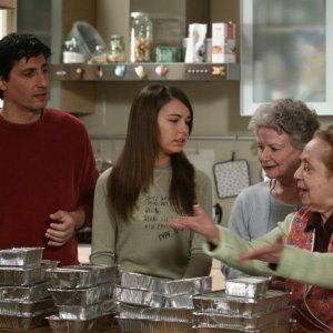 Emilio Solfrizzi, Nicole Murgia, Ariella Reggio e Pia Velsi nella serie Tutti pazzi per amore