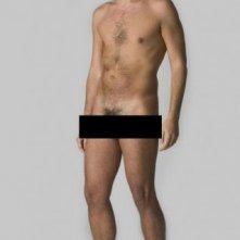 Il produttore Cesare Petrillo della Theodora Films (società di produzione indie) posa nudo per sostenere il quotidiano Il Manifesto, a rischio di chiusura.