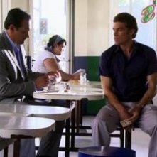 Jimmy Smits e Michael C. Hall in una scena dell'episodio Go Your Own Way di Dexter