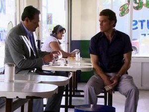 Jimmy Smits e Michael C. Hall in una scena dell'episodio Go Your Own Way di Dexter