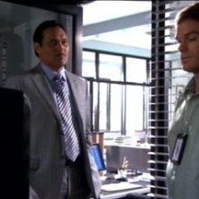 Jimmy Smits e Michael C. Hall nell'episodio Go Your Own Way di Dexter