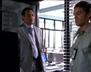 Jimmy Smits e Michael C. Hall nell'episodio Go Your Own Way di Dexter