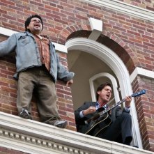 Luis Guzman e Jim Carrey in una scena del film Yes Man