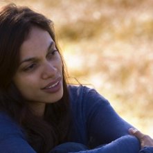 Rosario Dawson in una scena del film Sette anime