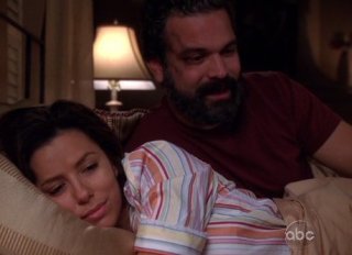 Eva Longoria e Ricardo Chavira in una scena dell'episodio Me and My Town della serie Desperate Housewives.