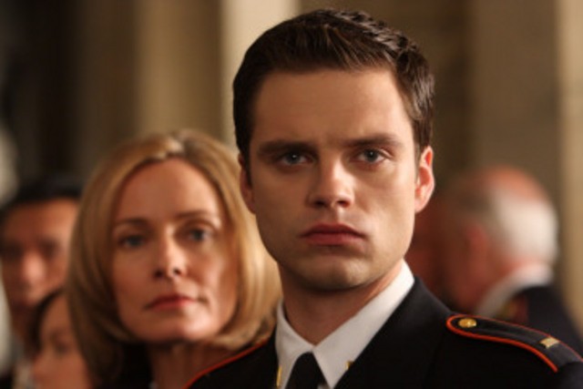 Susanna Thompson e Sebastian Stan in una scena della serie Kings