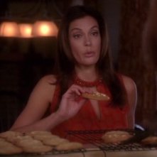 Teri Hatcher E Il Biscotto Rivelatore In Una Scena Dell Episodio Me And My Town Della Serie Desperate Housewives 99012