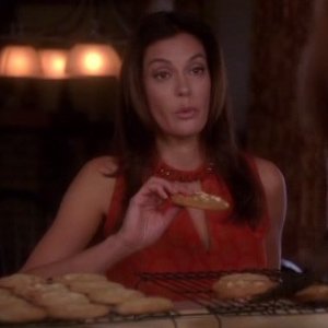Teri Hatcher e il biscotto rivelatore in una scena dell'episodio Me and My Town della serie Desperate Housewives.