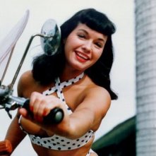 Bettie Page Celebre Pin Up Degli Anni 50 In Un Immagine A Colori 99099