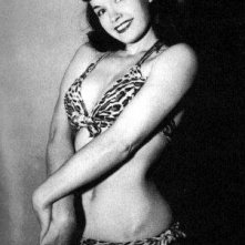 Sorriso Malizioso E Inconfondibile Frangetta Per Betty Page Celebre Pin Up Degli Anni 50 99101