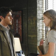 Emily VanCamp e  Dave Annable in una scena dell'episodio 'Unfinished Business' della serie tv Brothers & Sisters