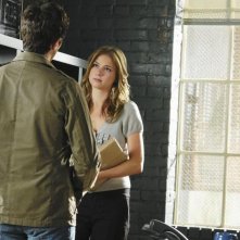 Emily VanCamp e di spalle Dave Annable in una scena dell'episodio 'Unfinished Business' della serie tv Brothers & Sisters