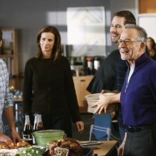 Luke MacFarlane, Rachel Griffiths, Dave Annable e Ron Rifkin in un momento dell'episodio 'Just a Sliver' della serie tv Borthers and Sisters