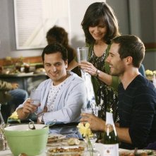 Matthew Rhys con Sally Field e Luke Mac Farlane in un momento dell'episodio 'Just a Sliver' della terza stagione di Brothers & Sisters