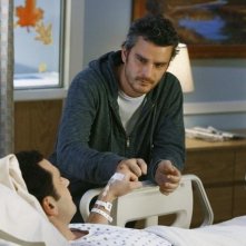 Matthew Rhys e Balthazar Getty in un momento dell'episodio 'Just a Sliver' della terza stagione di Brothers & Sisters