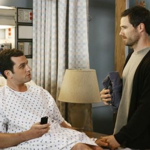 Matthew Rhys e Luke Mac Farlane in un momento dell'episodio 'Just a Sliver' della terza stagione di Brothers & Sisters