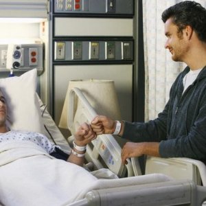 Matthew Rhys insieme a  Balthazar Getty in un momento dell'episodio 'Just a Sliver' della terza stagione di Brothers & Sisters