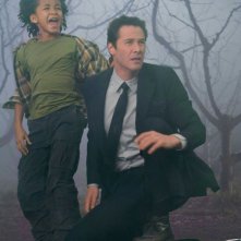 Jaden Smith e Keanu Reeves in una scena del film Ultimatum alla Terra