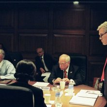 Jeffrey Wright (interprete di Colin Powell), Toby Jones (Karl Rove), Richard Dreyfuss (Dick Cheney) e Josh Brolin (George W. Bush) in una scena del film W. di Oliver Stone