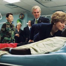 Josh Brolin, nei panni di George W. Bush, ed Elizabeth Banks, in quelli di Laura Bush, in una scena del film W.
