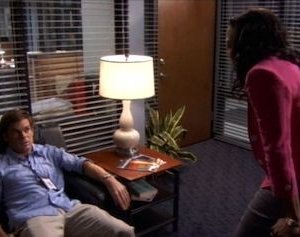 Michael C. Hall e Lauren Velez in una scena dell'episodio 'I Had a Dream' della terza stagione di Dexter