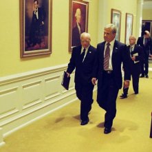 Richard Dreyfuss (Dick Cheney), Josh Brolin (George W. Bush), Toby Jones (Karl Rove), Rob Corddry (Ari Fleischer) e Thandie Newton (Condoleeza Rice) in una scena del film W. di Oliver Stone