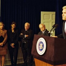 Thandie Newton (Condoleeza Rice), Richard Dreyfuss (Dick Cheney), Toby Jones (Karl Rove) e Josh Brolin (George W. Bush) in una scena del film W. di Oliver Stone