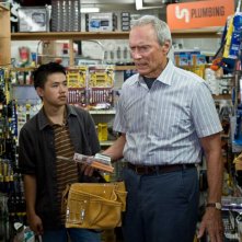 Bee Vang e Clint Eastwood in un'immagine del film Gran Torino