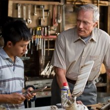 Bee Vang e Clint Eastwood in una scena di Gran Torino
