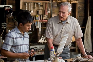 Bee Vang e Clint Eastwood in una scena di Gran Torino