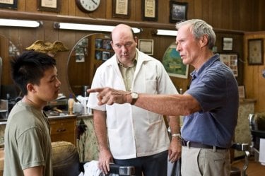 Bee Vang, John Carroll Lynch e Clint Eastwood in una scena del film Gran Torino