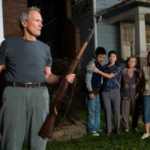 Clint Eastwood, Bee Vang, Brooke Chia Thao, Chee Thao e Ahney Her in una scena del film Gran Torino