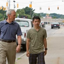 Clint Eastwood e Bee Vang in una scena del film Gran Torino
